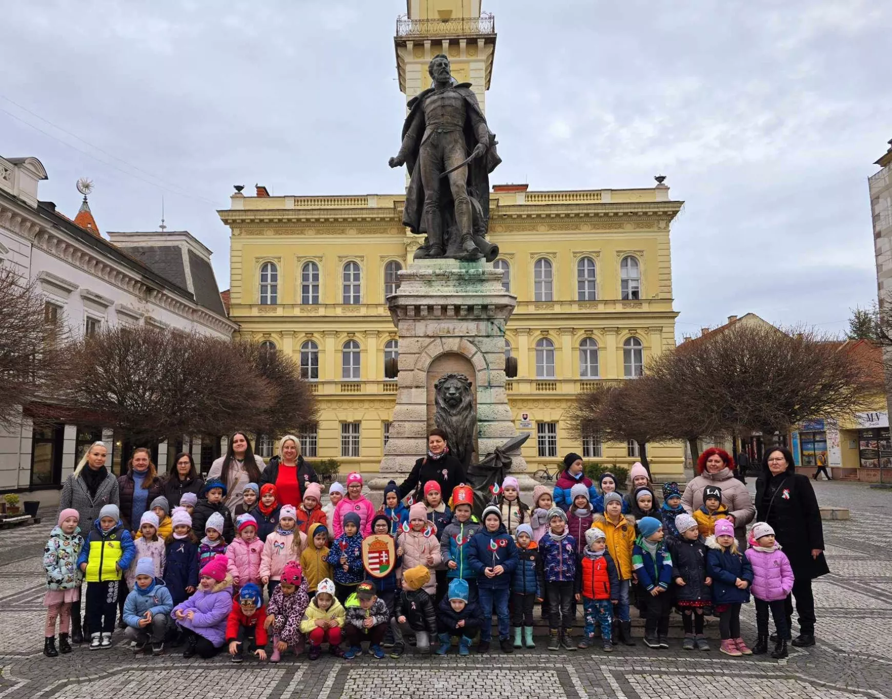 A többfelvonásos komáromi ünnepi megemlékezés elején a legifjabbak jeleskedtek - KÉPEKKEL