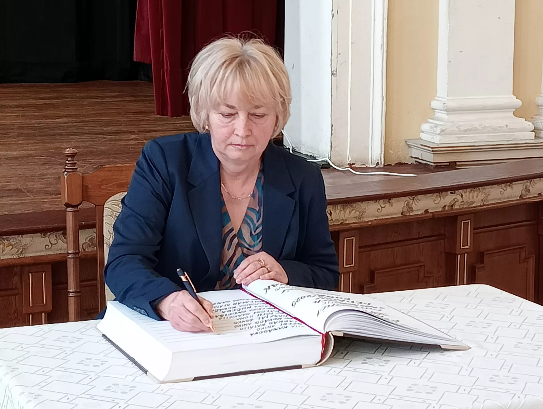 Emlékplakettel köszönték meg a legjobb pedagógusok munkáját Komáromban – KÉPEKKEL
