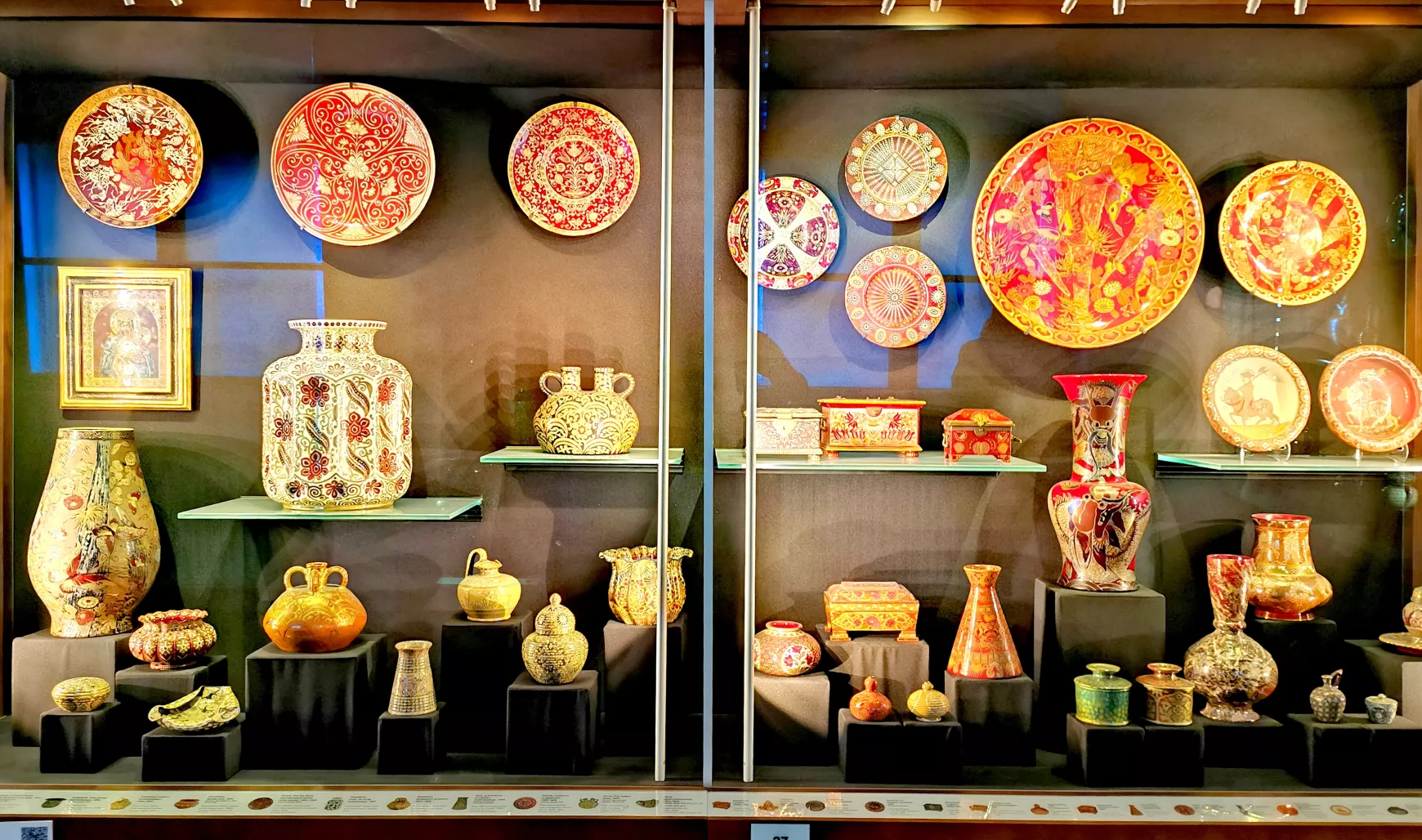 Zsolnay porcelánok.