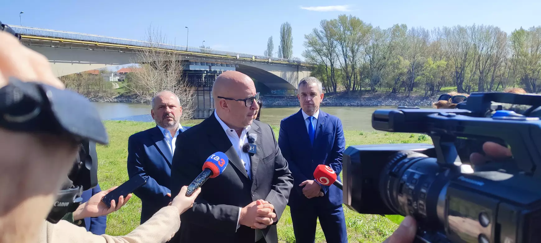 Jozef Ráž közlekedési miniszter és Keszegh Béla, Komárom polgármestere (j)