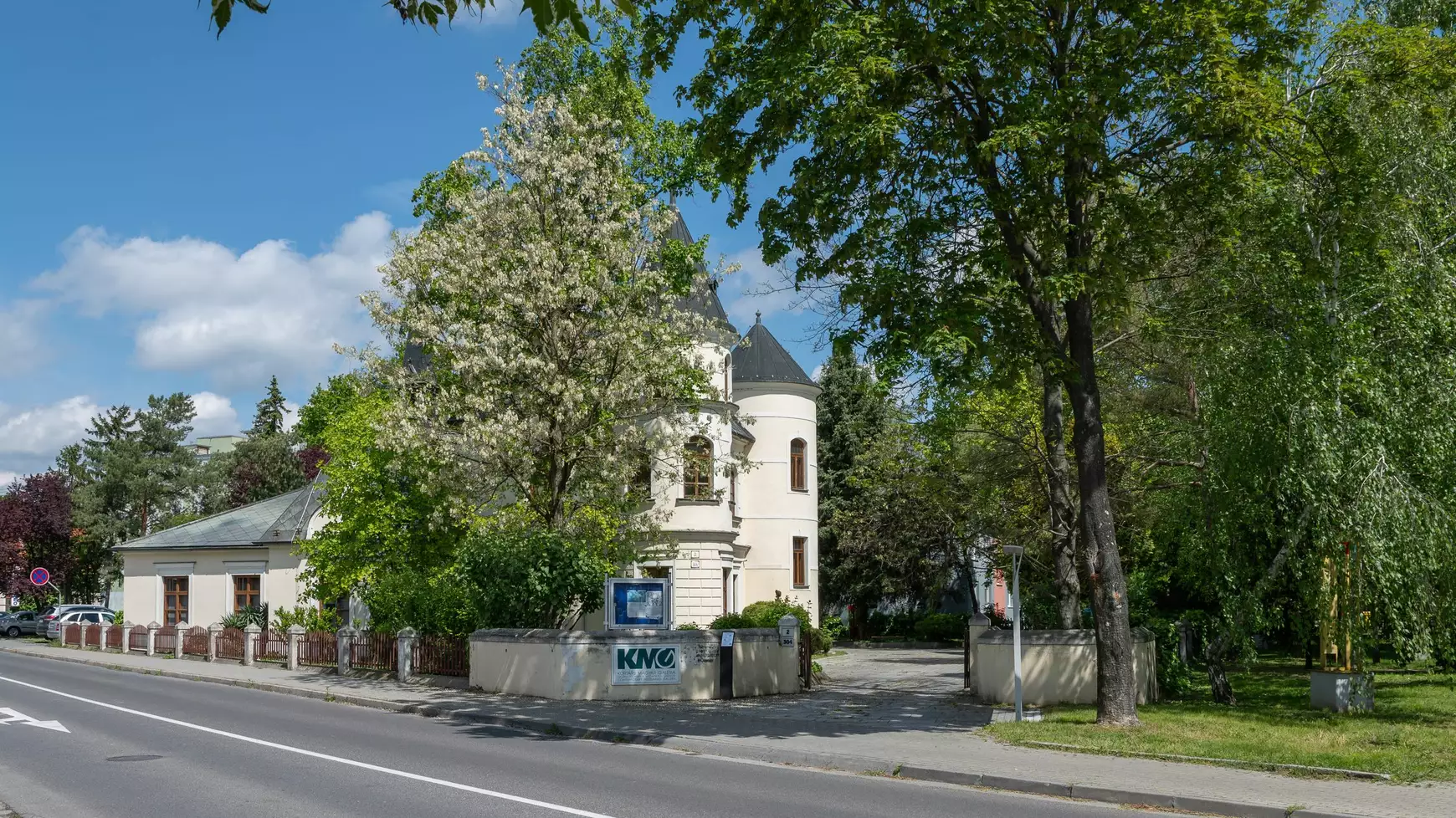 Kortárs Magyar Galéria, Dunaszerdahely, tavasz, napos időjárás