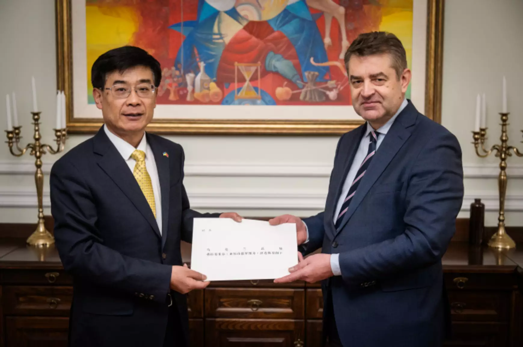 Ma Shengkun kínai nagykövetet átadja megbízólevelét Jevhen Perebyinis külügyminiszter-helyettesnek 2024 novemberében