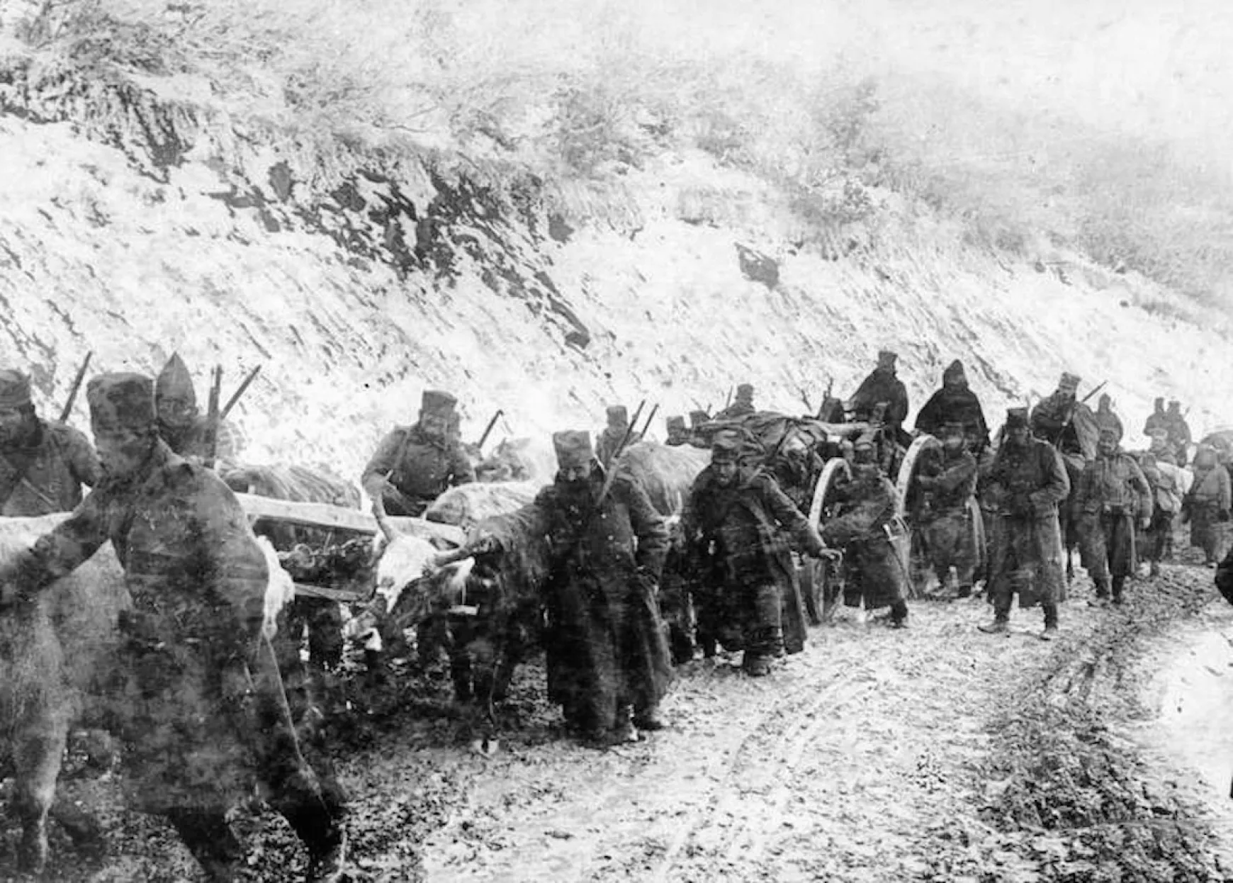 A szerb nehéztüzérség visszavonulása a macedóniai Babuba folyónál, 1915 novemberében