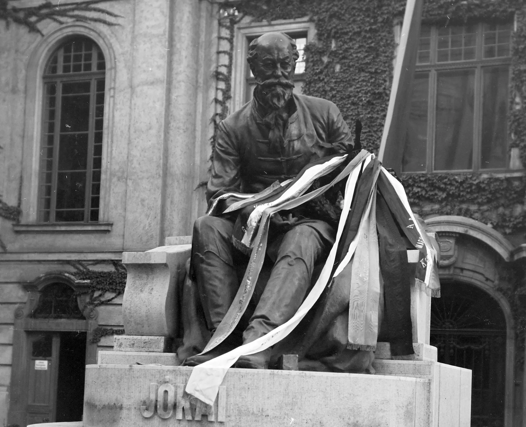 Jókai szobor