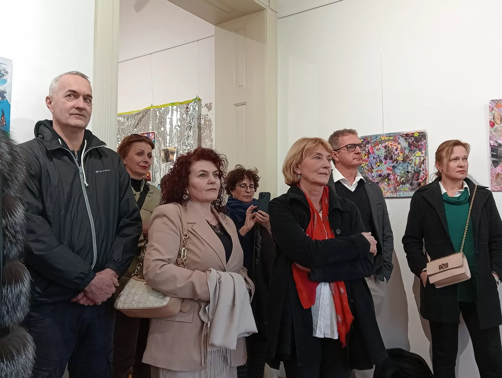 Egy neoavantgárd „színmágus” vasalva nyomtatott festményei a komáromi Platz Galériában – KÉPEKKEL