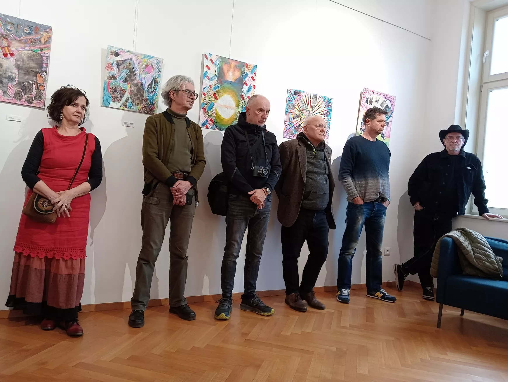 Egy neoavantgárd „színmágus” vasalva nyomtatott festményei a komáromi Platz Galériában – KÉPEKKEL
