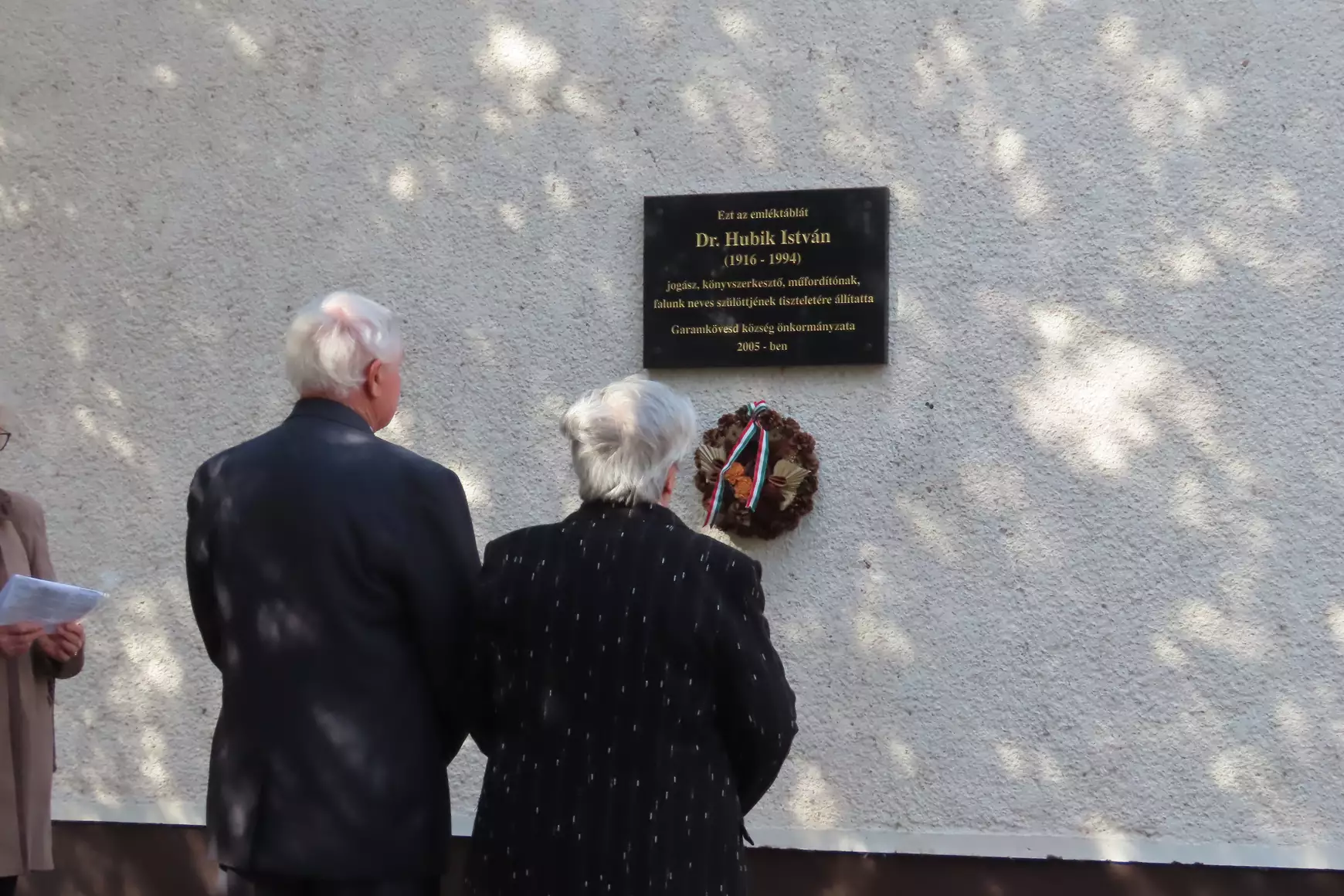 Tisztelgés Dr. Hubik István emléktáblája előtt