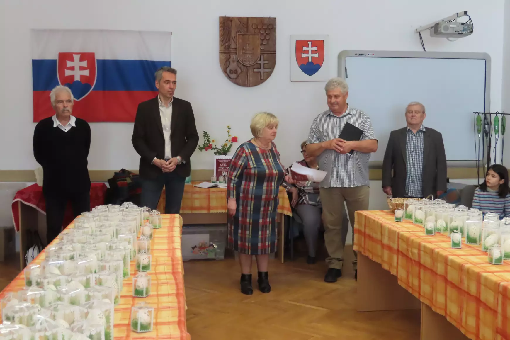 Szinek János, Méri Szabolcs Szőgyén polgármestere, Szinek Gizella a kiállítás segítője, Hinzellér László Csemadok elnök, Szabó Ádám csipketojás készítő mester