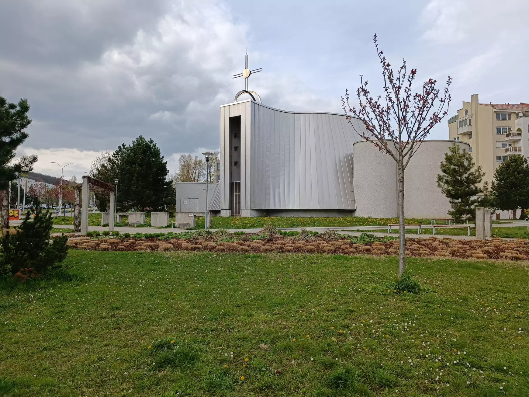 A minoriták pozsony-károlyfalui modern temploma