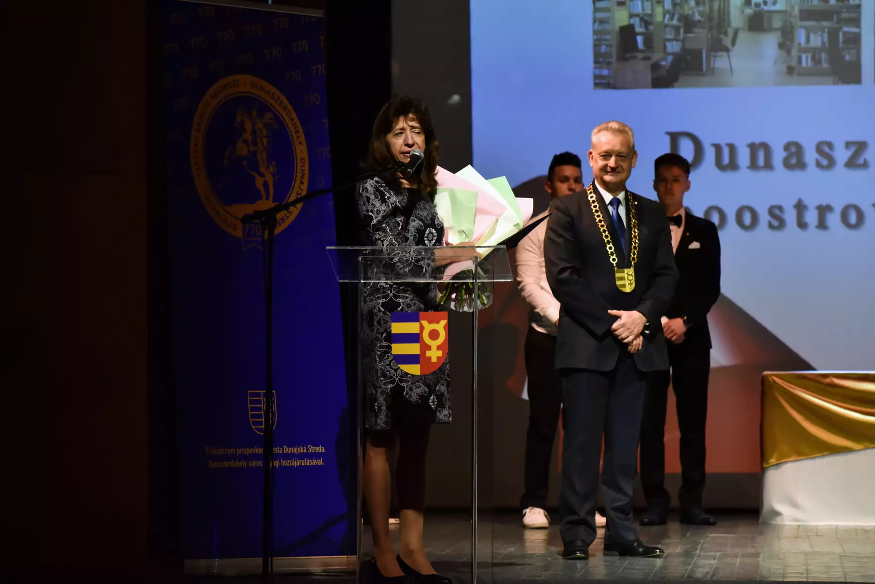 polgarmesteri-dijat-adomanyoztak-a-dunaszerdahelyi-csallokozi-konyvtar-reszere-lacza-ilona-az-intezmeny-igazgatonoje-koszonte-meg-az-elismerest