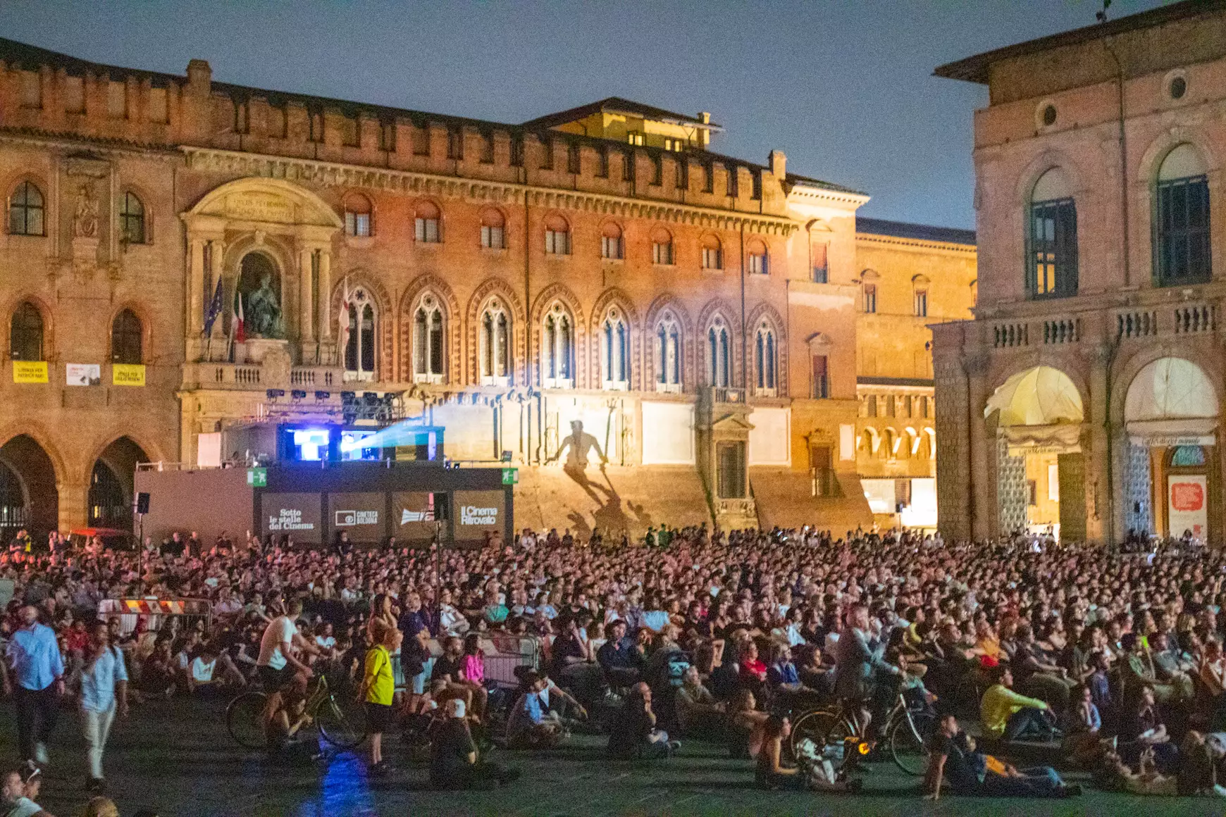 Szabadtéri filmvetítés Bolognában