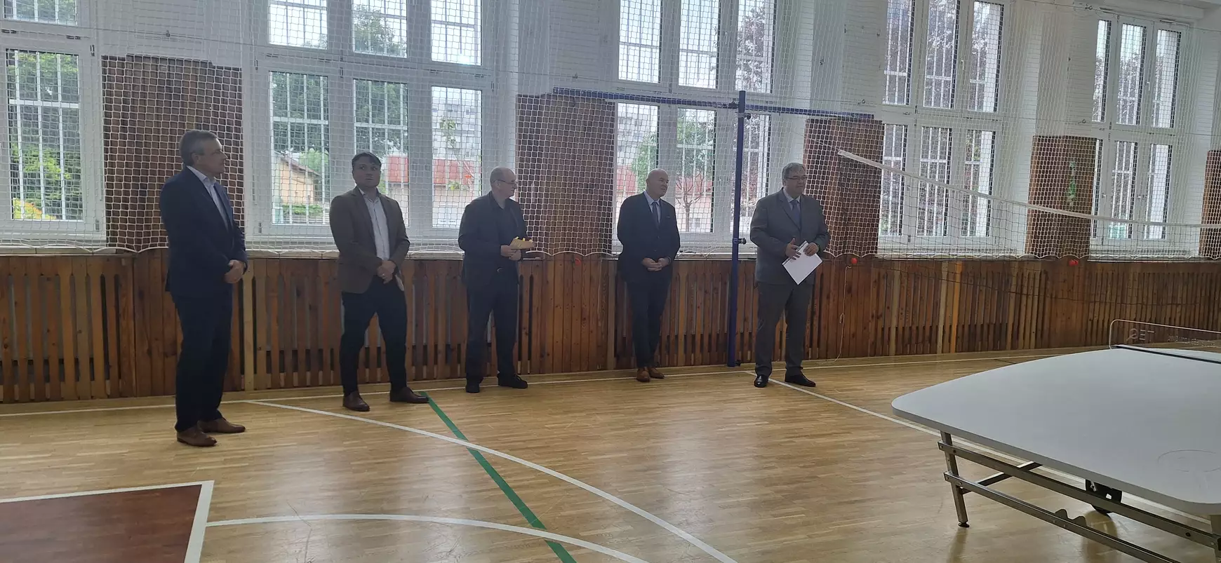A teqball-asztal átadója a Selye János Gimnázium tornatermében