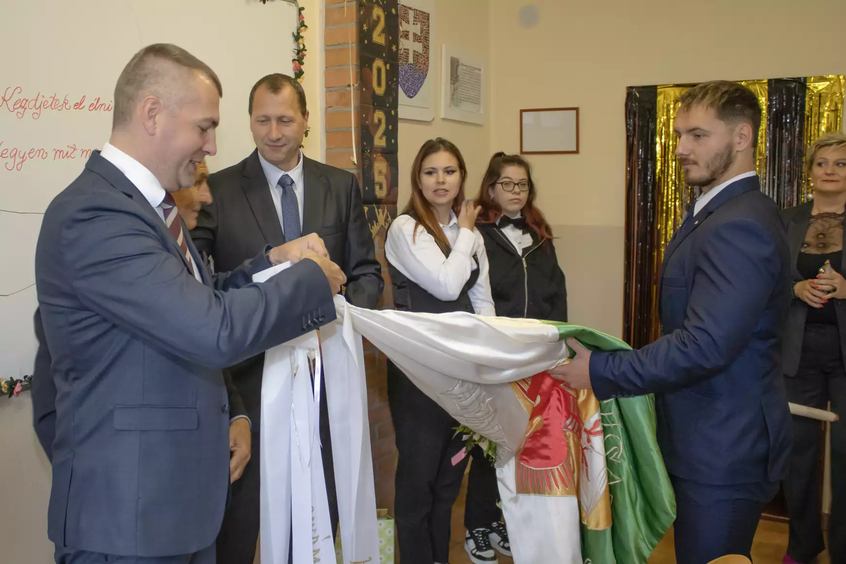 2025. május 23-án a zord időjárás ellenére ünnepélyes hangulatban búcsúzott 94 diák a gútai Közös Igazgatású Magániskolától.  