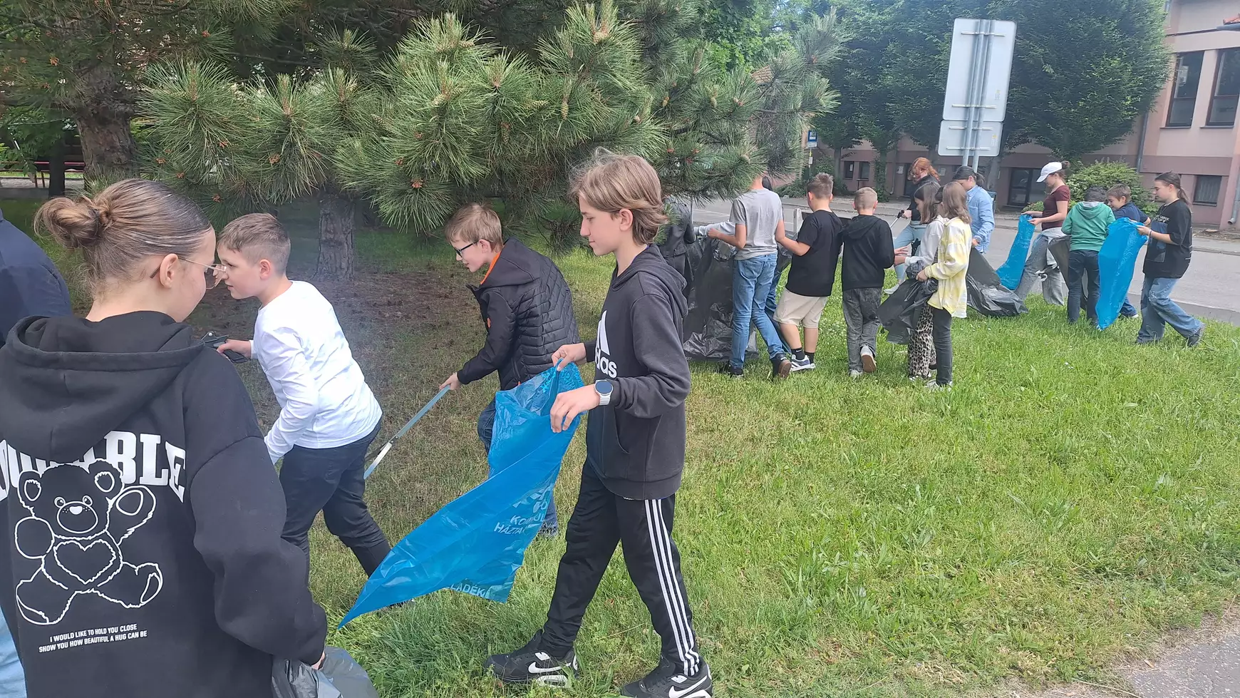 az-mcc-diakjai-is-szedtek-a-szemetet