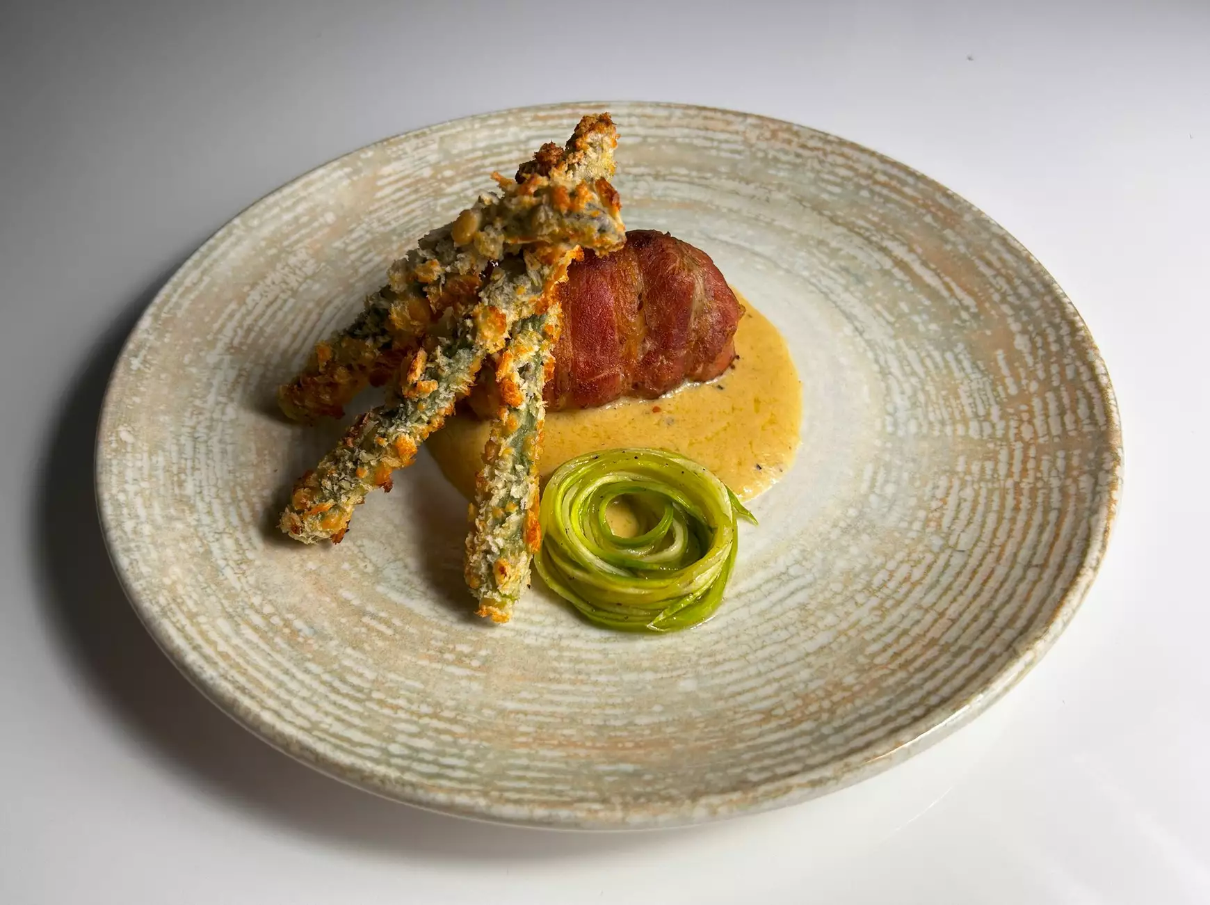 Baconbe göngyölt csirkecomb selymes fehér spárgamártással, pácolt zöld spárgaszalaggal és roppanós, parmezánba burkolt sült spárgával