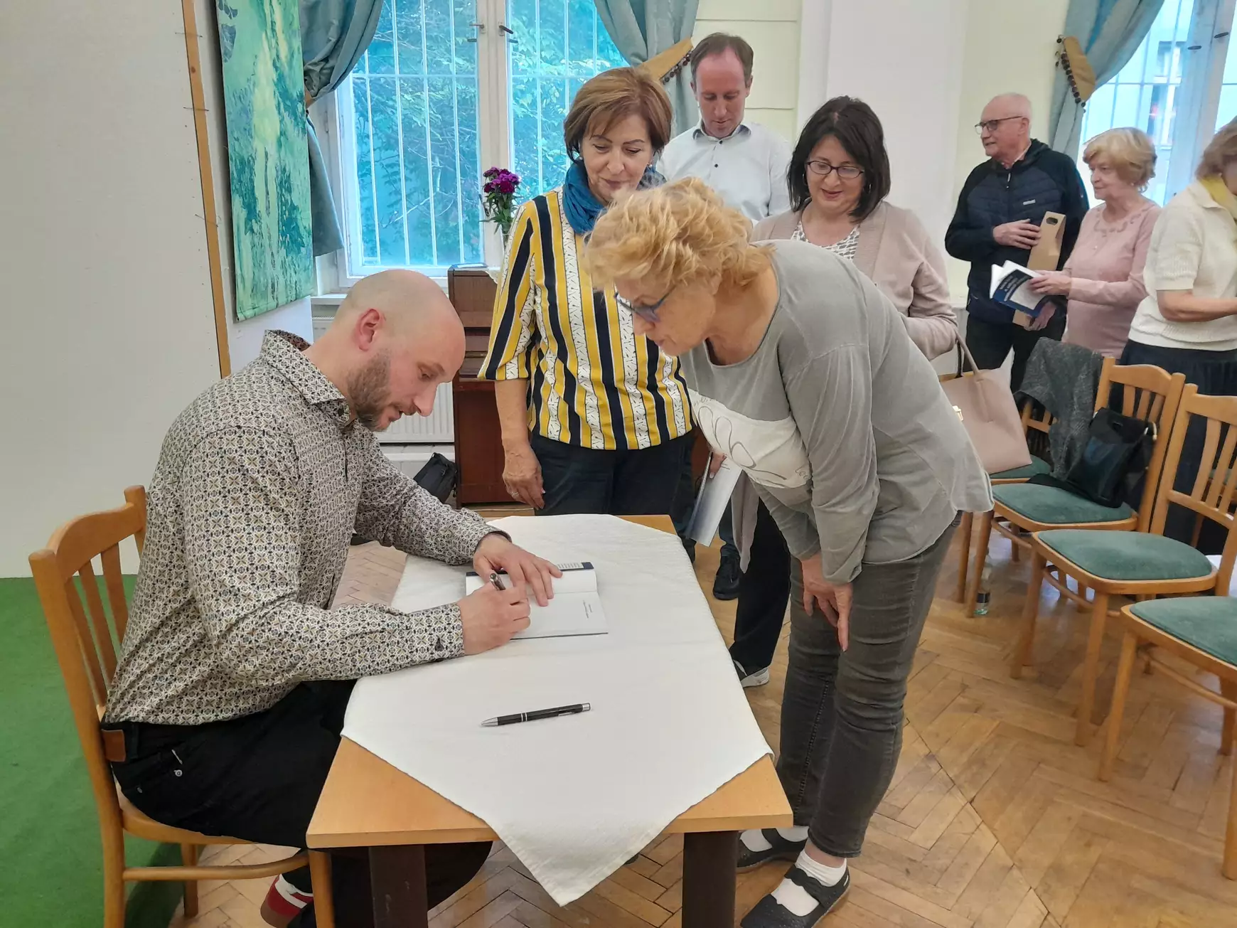 Kaszás Kornél dedikál