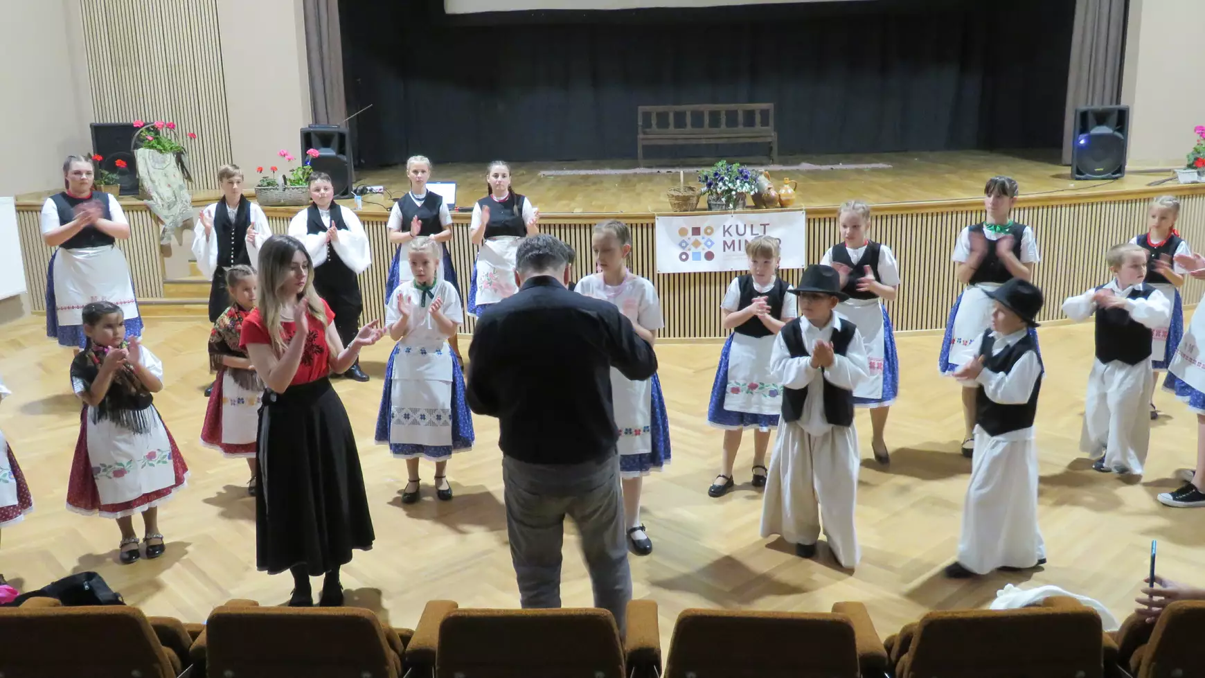 Feledi folklórfesztivál néptáncoktatás