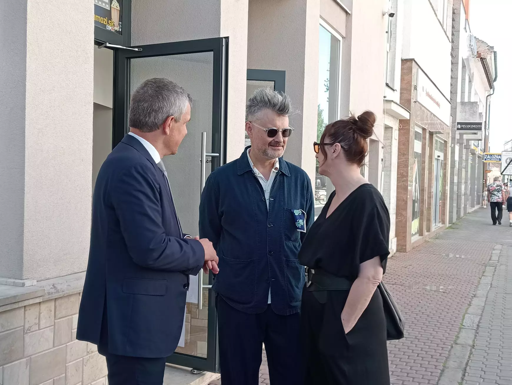 Leleplezték Boráros Henrich látványtervező mozicsillagát a komáromi Hírességek sétányán – KÉPEKKEL