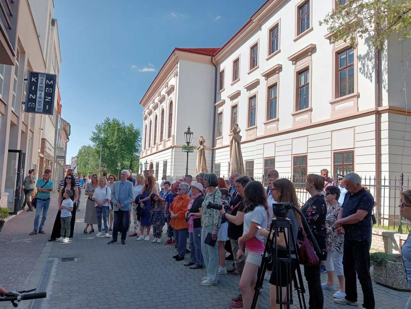 Leleplezték Boráros Henrich látványtervező mozicsillagát a komáromi Hírességek sétányán – KÉPEKKEL