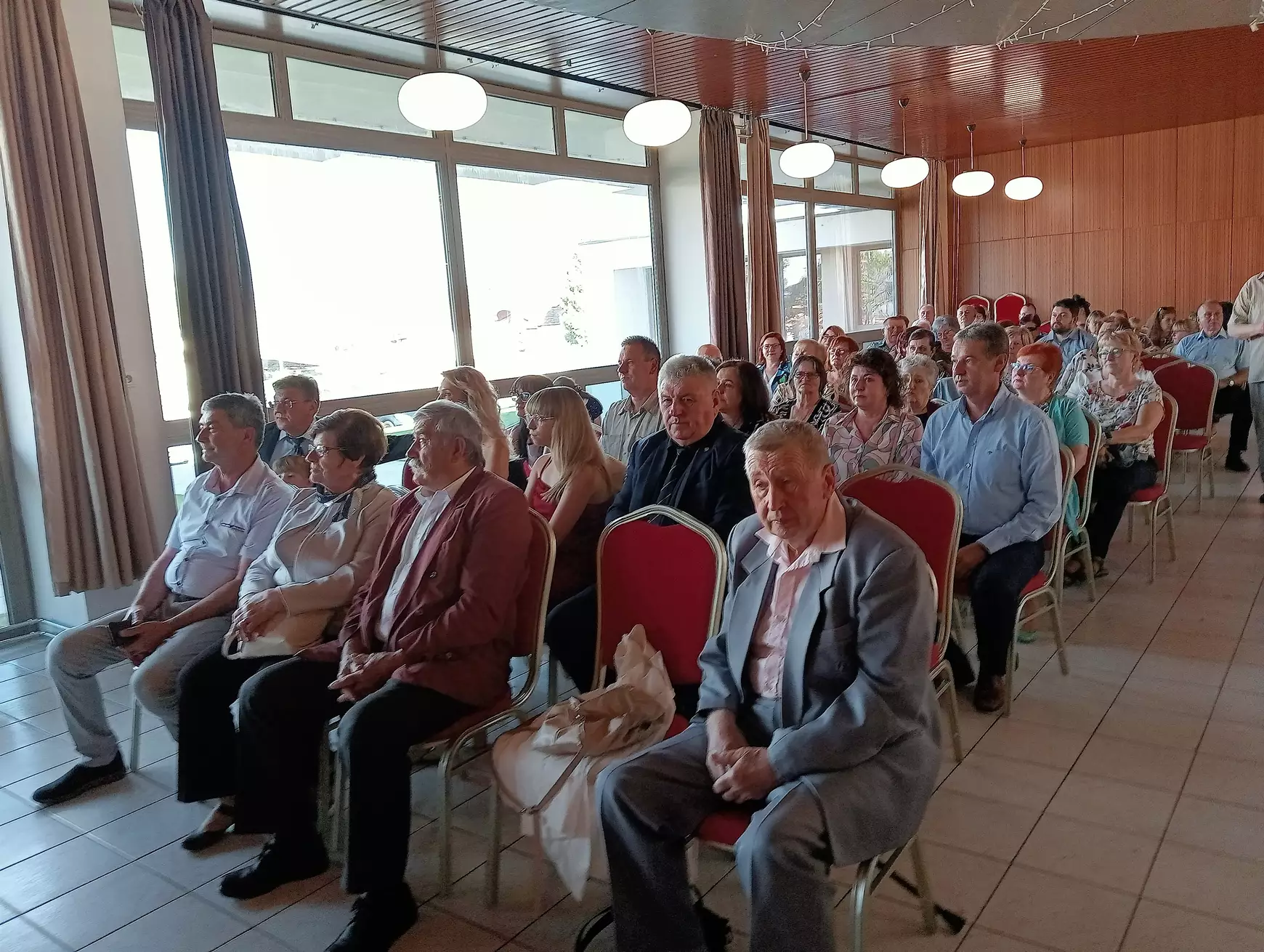 Polgármesteri díjat kapott könyvbemutatóján a 80 éves Szabóné Jozefik Edit - KÉPEKKEL 