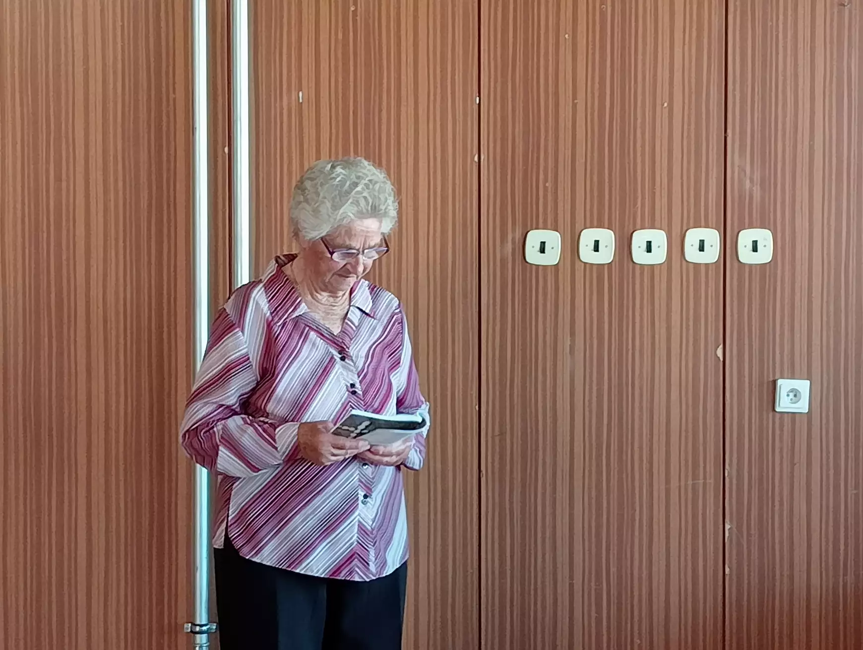 Polgármesteri díjat kapott könyvbemutatóján a 80 éves Szabóné Jozefik Edit - KÉPEKKEL 