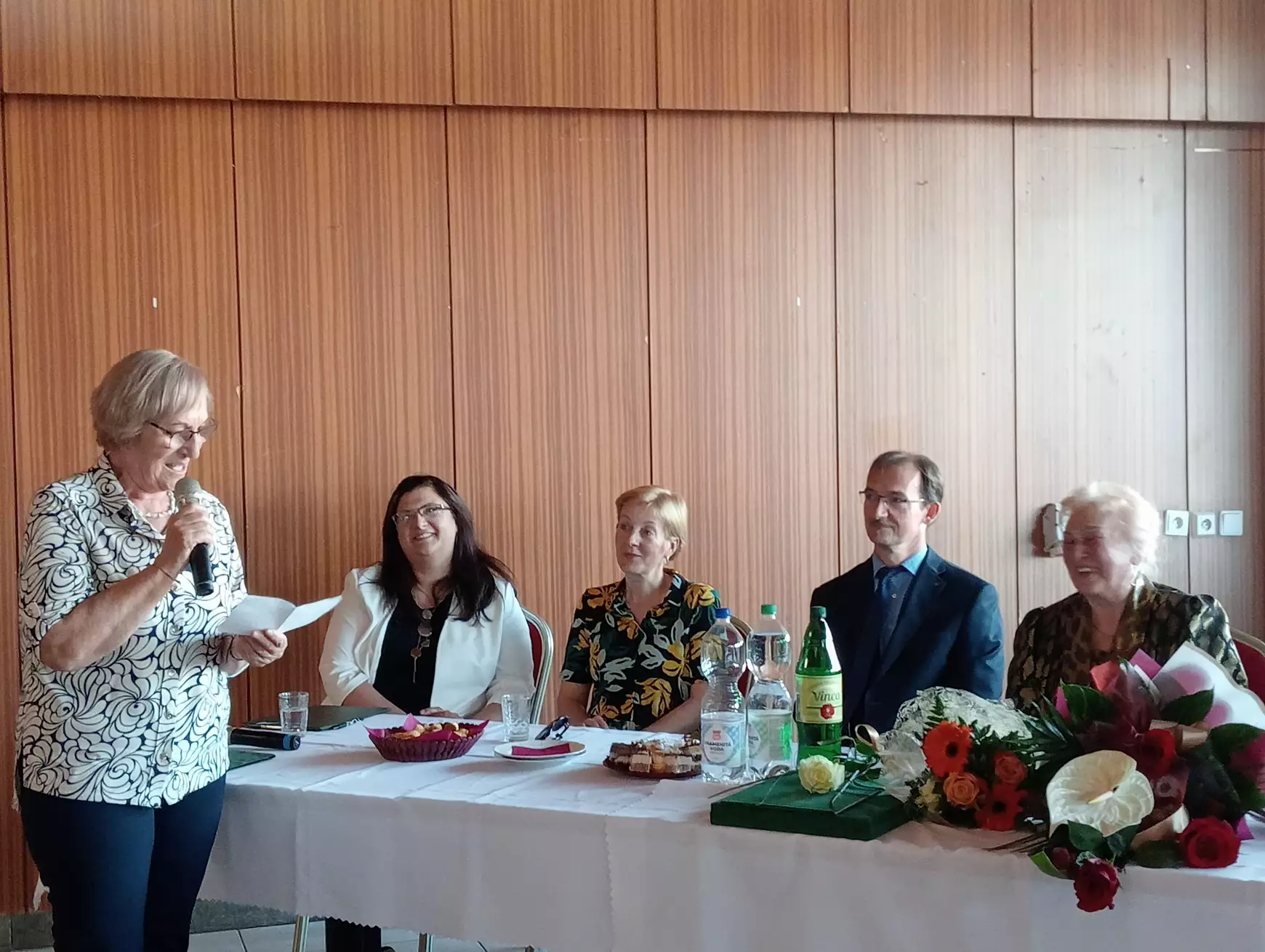 Polgármesteri díjat kapott könyvbemutatóján a 80 éves Szabóné Jozefik Edit - KÉPEKKEL 