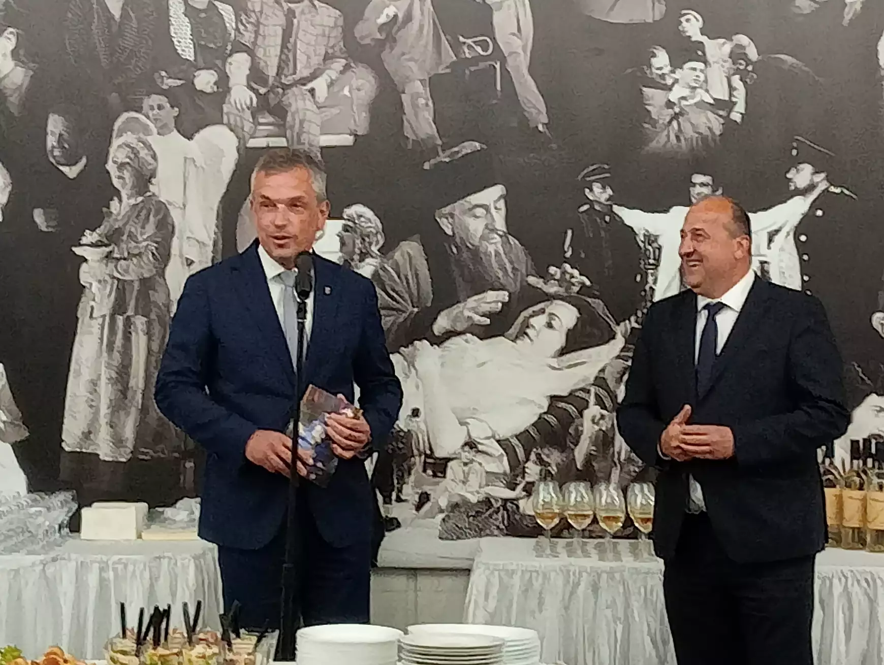 „Az elátkozott család maga az élet“: díszbemutató volt a Komáromi Jókai Színházban - KÉPEKKEL