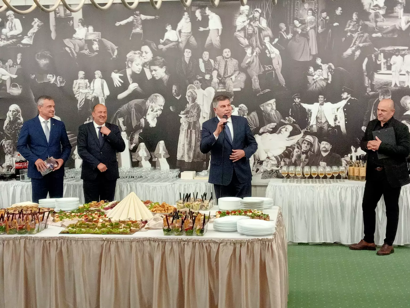 „Az elátkozott család maga az élet“: díszbemutató volt a Komáromi Jókai Színházban - KÉPEKKEL