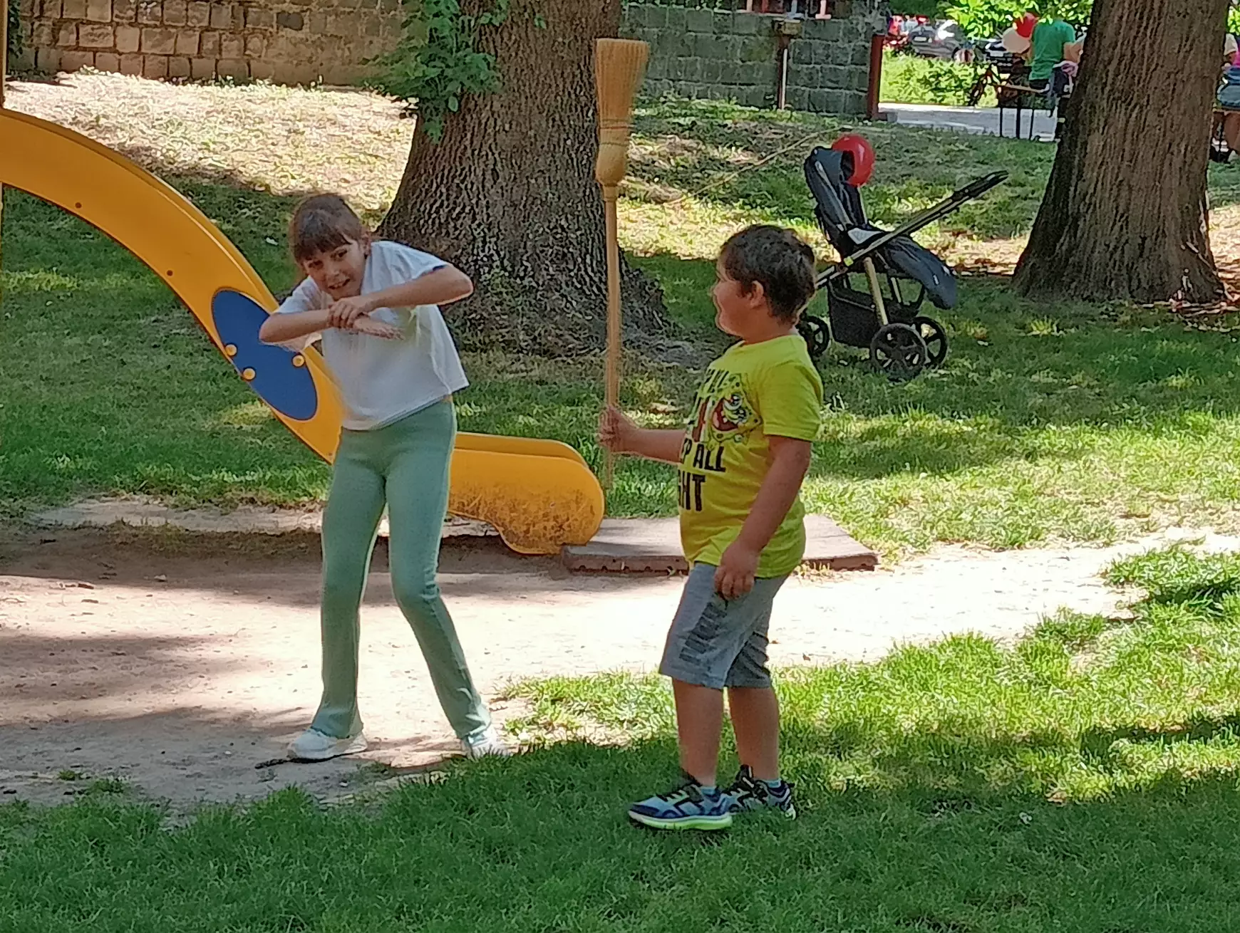Százhúsz vidám lurkó, jövőnk záloga repült a magasba Komáromban – KÉPEKKEL