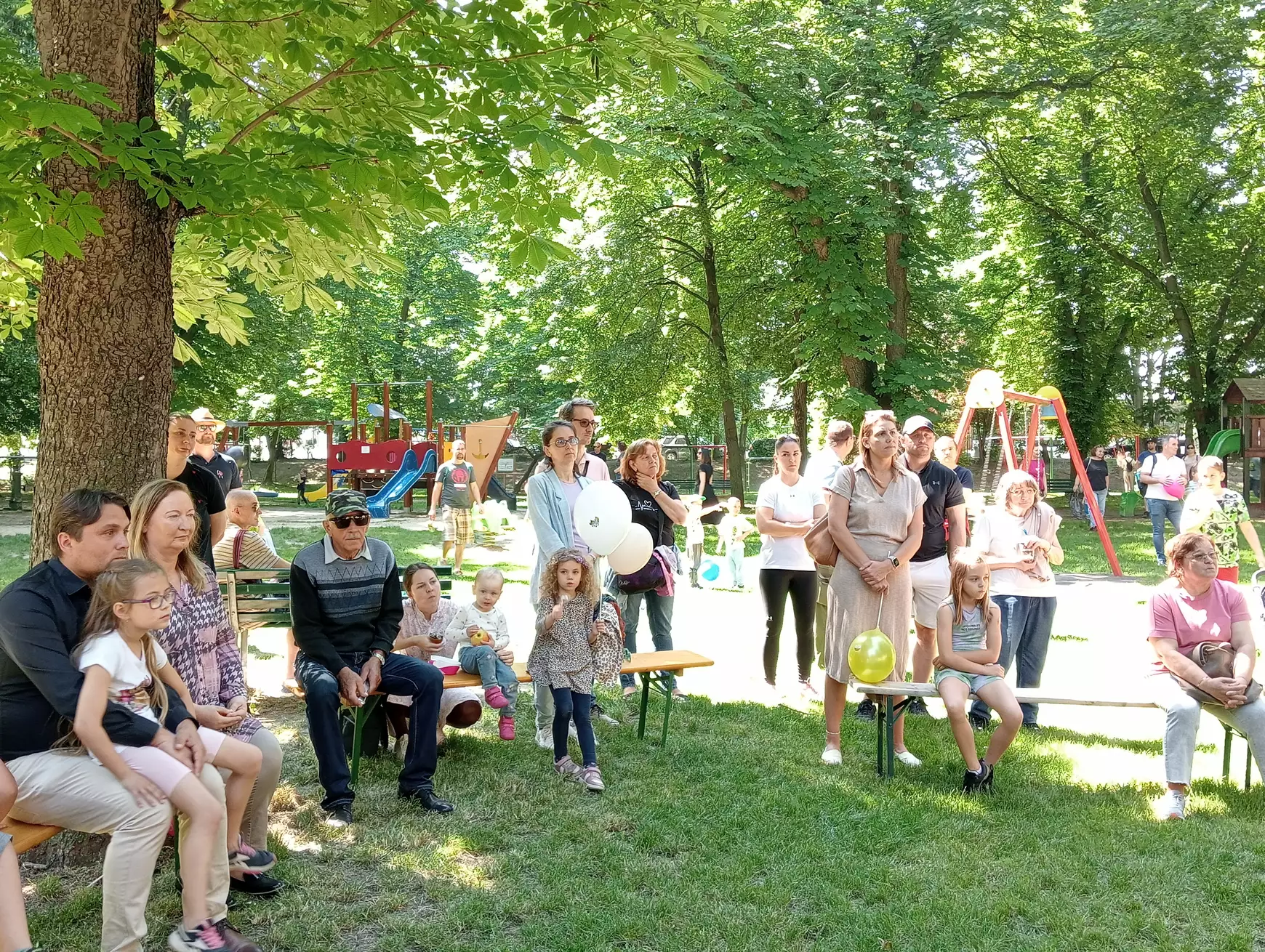 Százhúsz vidám lurkó, jövőnk záloga repült a magasba Komáromban – KÉPEKKEL