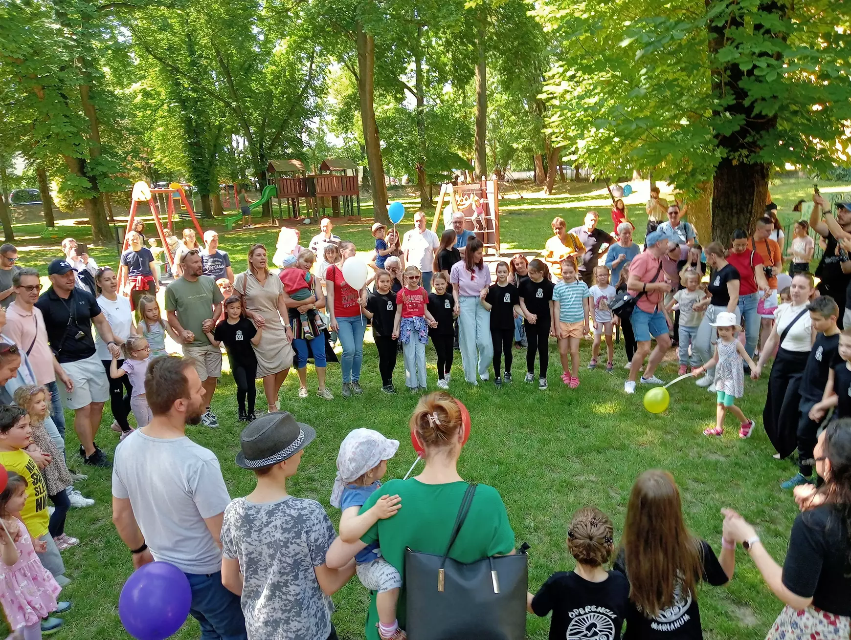 Százhúsz vidám lurkó, jövőnk záloga repült a magasba Komáromban – KÉPEKKEL
