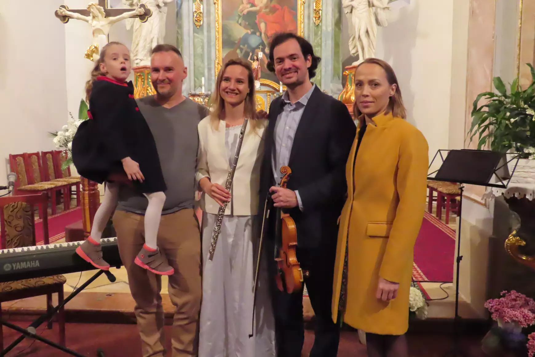 Sárika a szüleivel, középen Ács Dominika és Cseri Kristóf a nagyölvedi jótékonysági koncerten