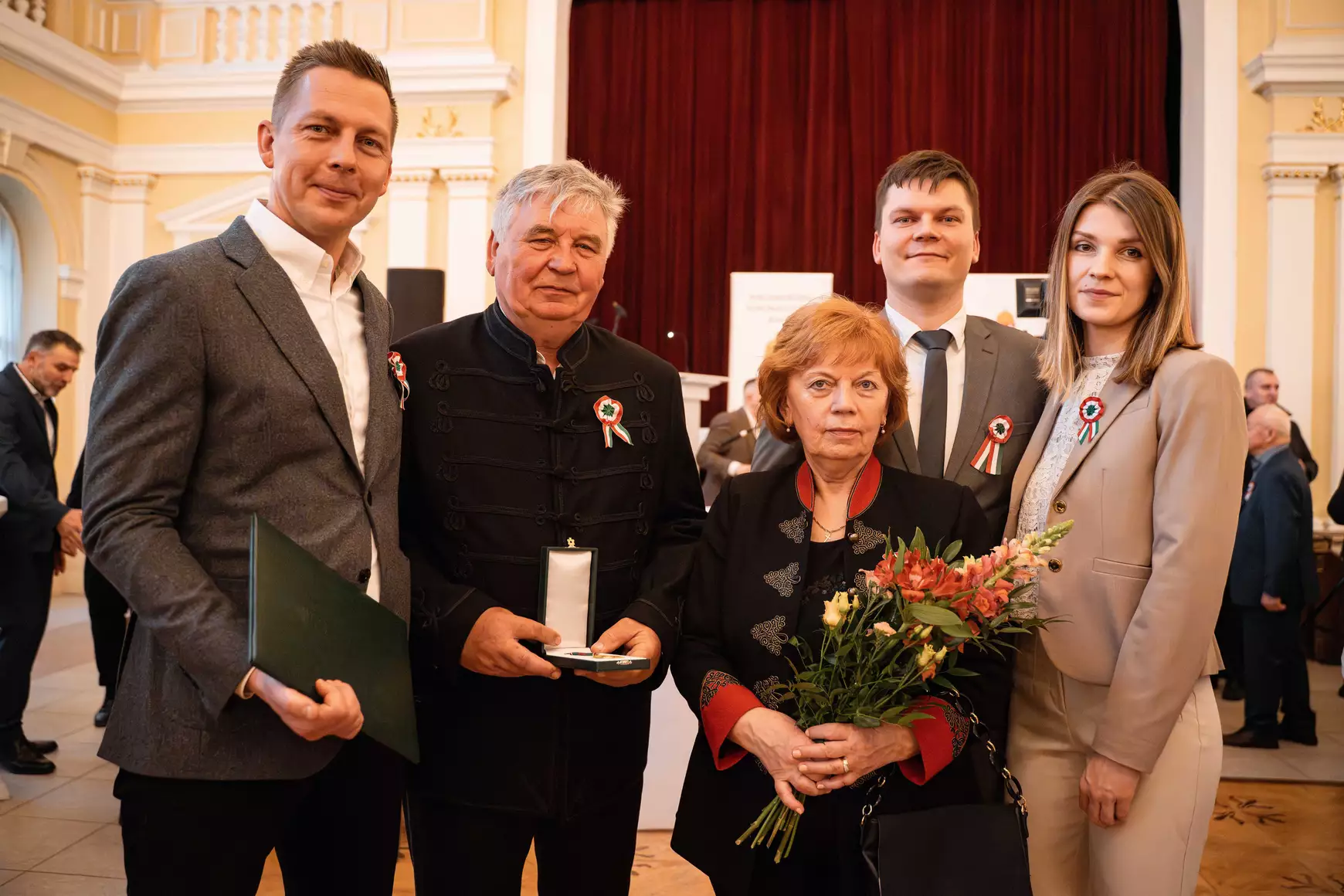 Iván László családja körében a díjátadón