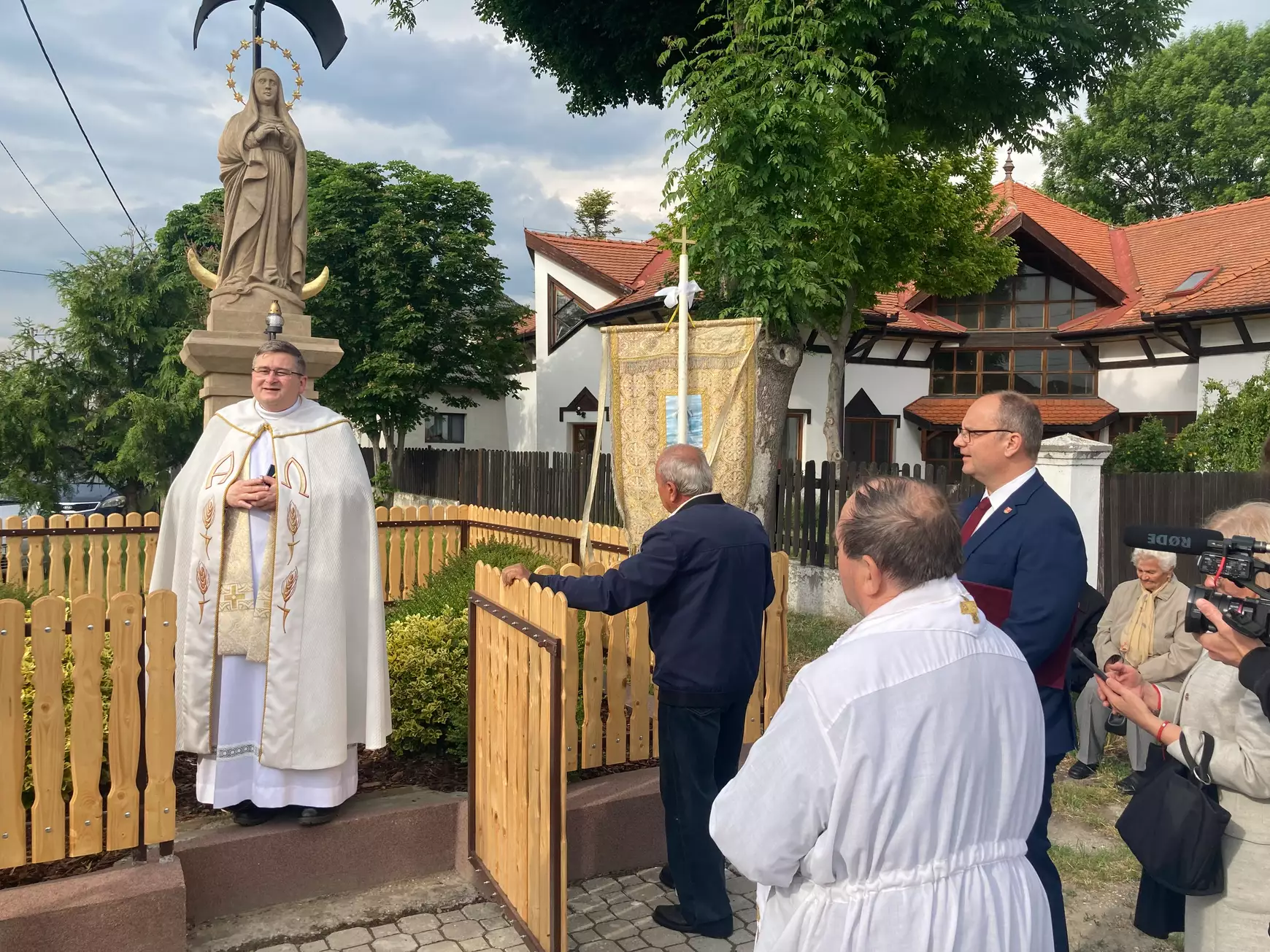 A hit és a közösség jövőjét is ígéri az Izsán felújított Szűz Mária – szobor – KÉPEKKEL