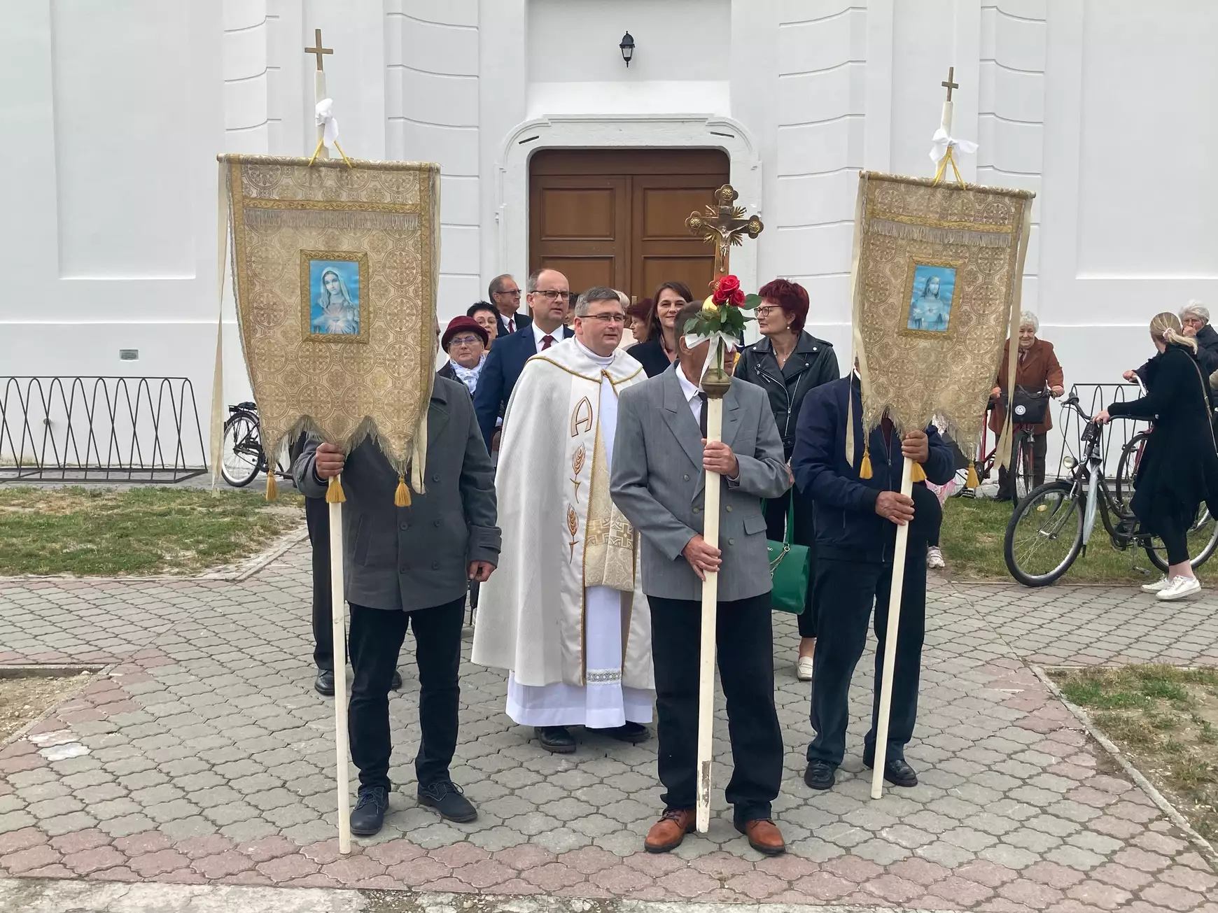 A hit és a közösség jövőjét is ígéri az Izsán felújított Szűz Mária – szobor – KÉPEKKEL