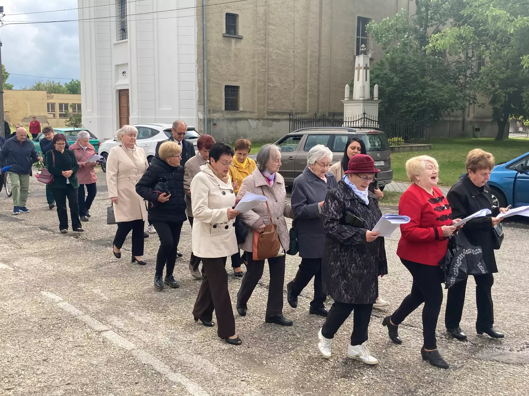 A hit és a közösség jövőjét is ígéri az Izsán felújított Szűz Mária – szobor – KÉPEKKEL