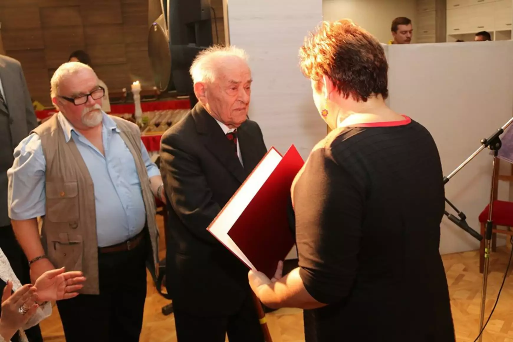 Kálosi János átveszi az elismerést Szvorák Zsuzsannától
