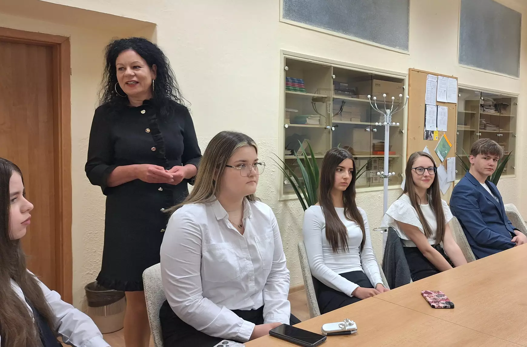 valkai-anett-igazgato-es-a-sikeres-diakok-egy-csoportja