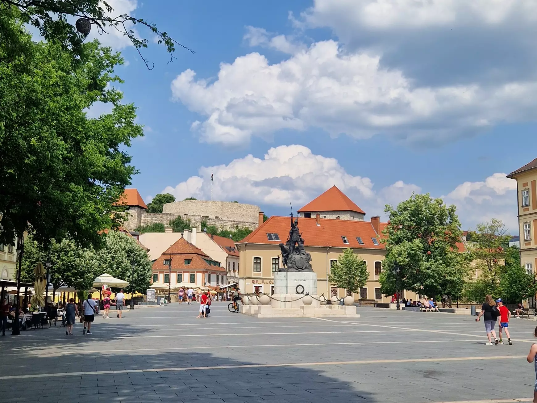 Dobó István szobor