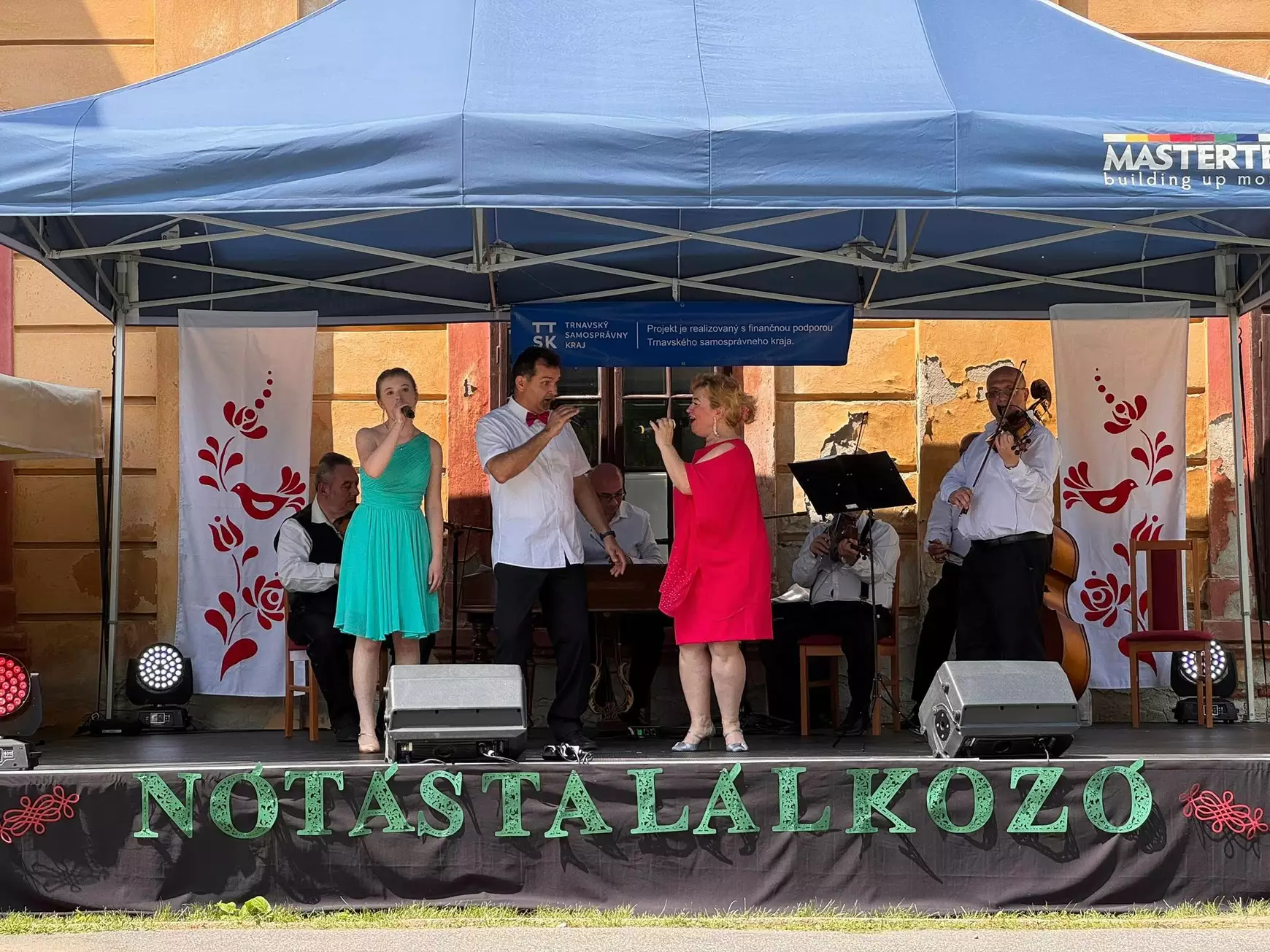 A találkozót Szlezák Erika, Popálená Izabella és Cséfalvay Zsolt hármasa nyitotta meg egy Dankó-nótával