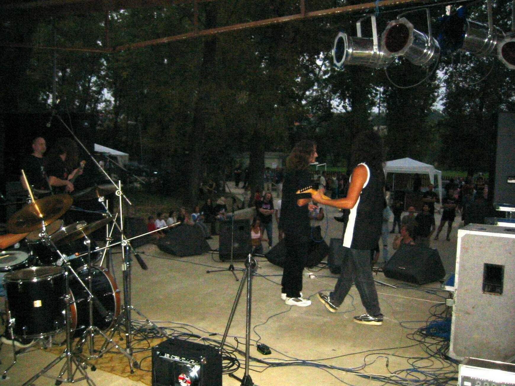 az-ayers-rock-fellepese-az-1.-zoboralji-rockfesztivalon-2002-ben-alsobodokon
