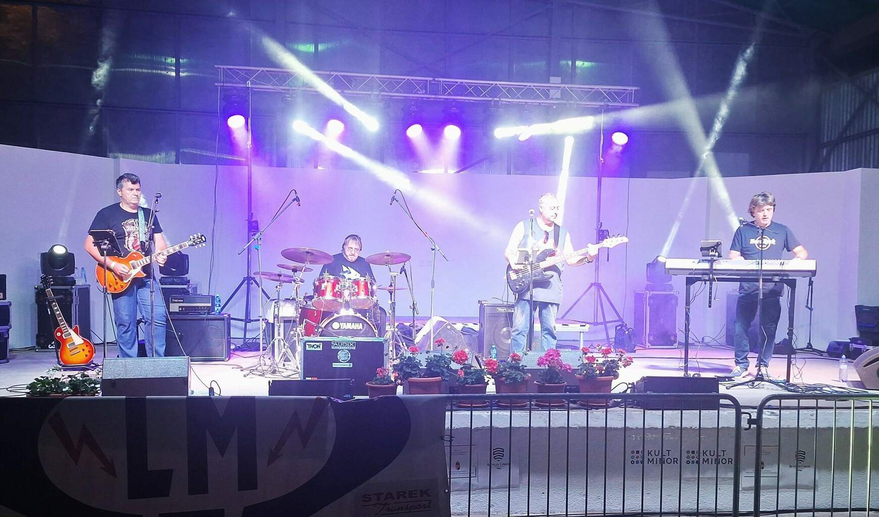 az-lm-retro-band-2025-ben-nagycetenyben