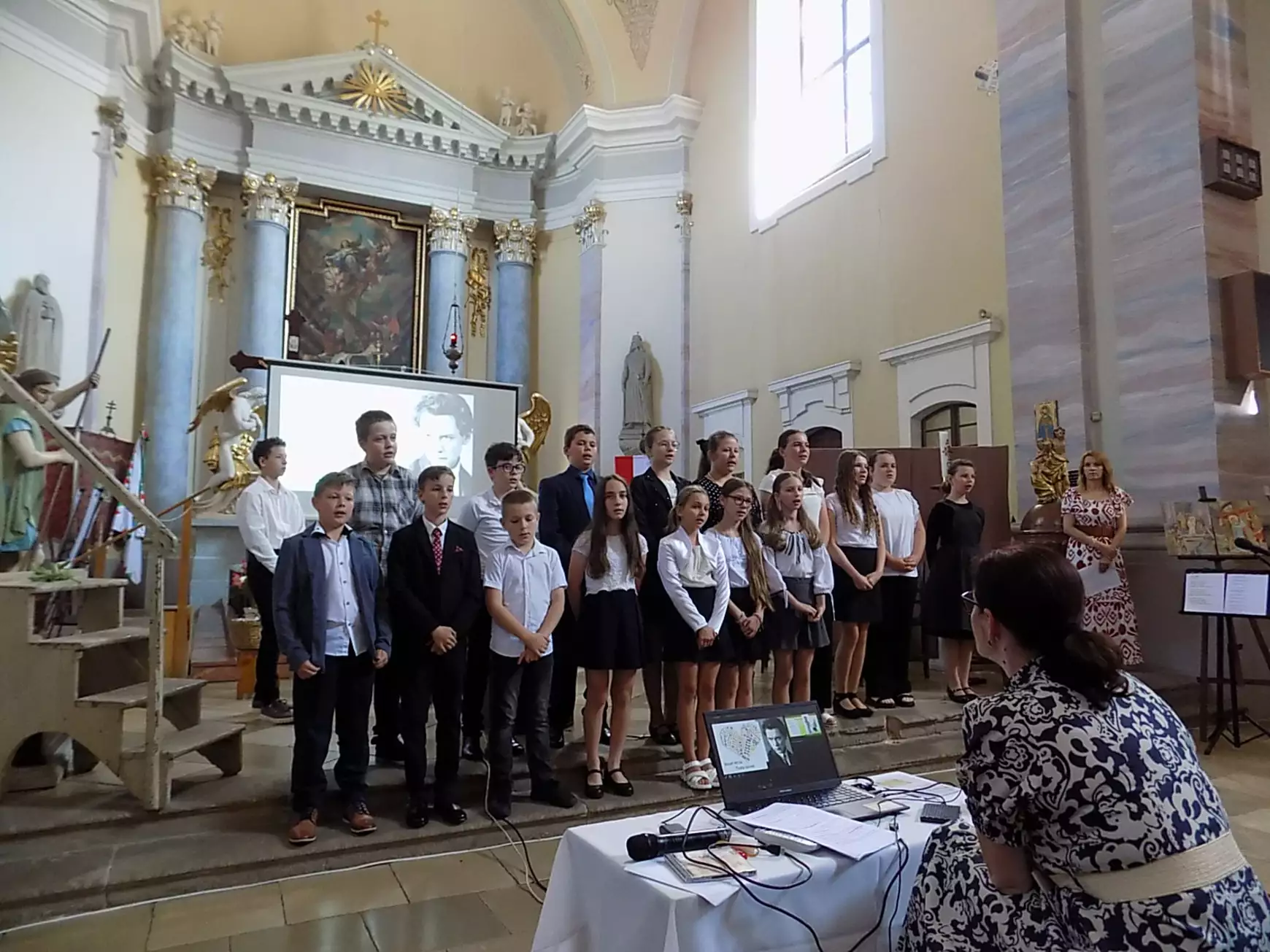 Szőgyéni iskolások a nyitott templomban