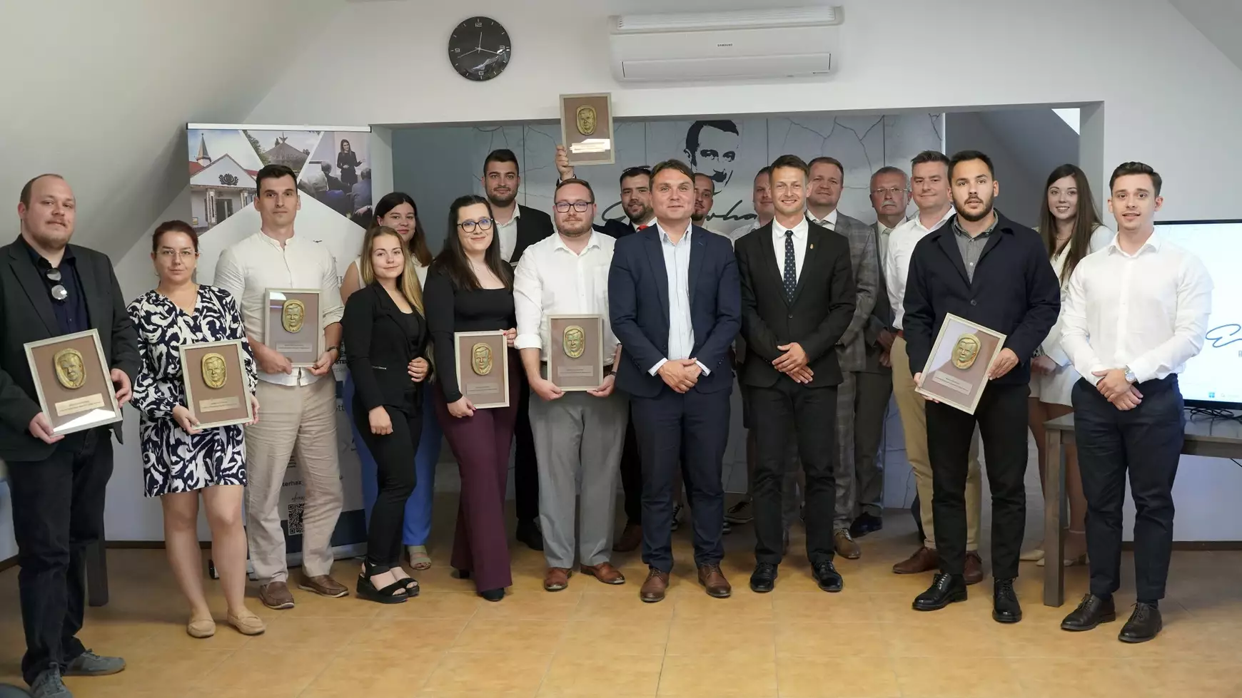 Az akadémia végzősei, alapítója és igazgatója