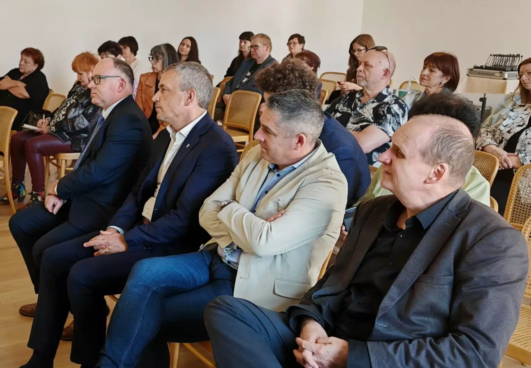 Már kapható a hiánypótló Harmos Károly - monográfia – KÉPEKKEL  