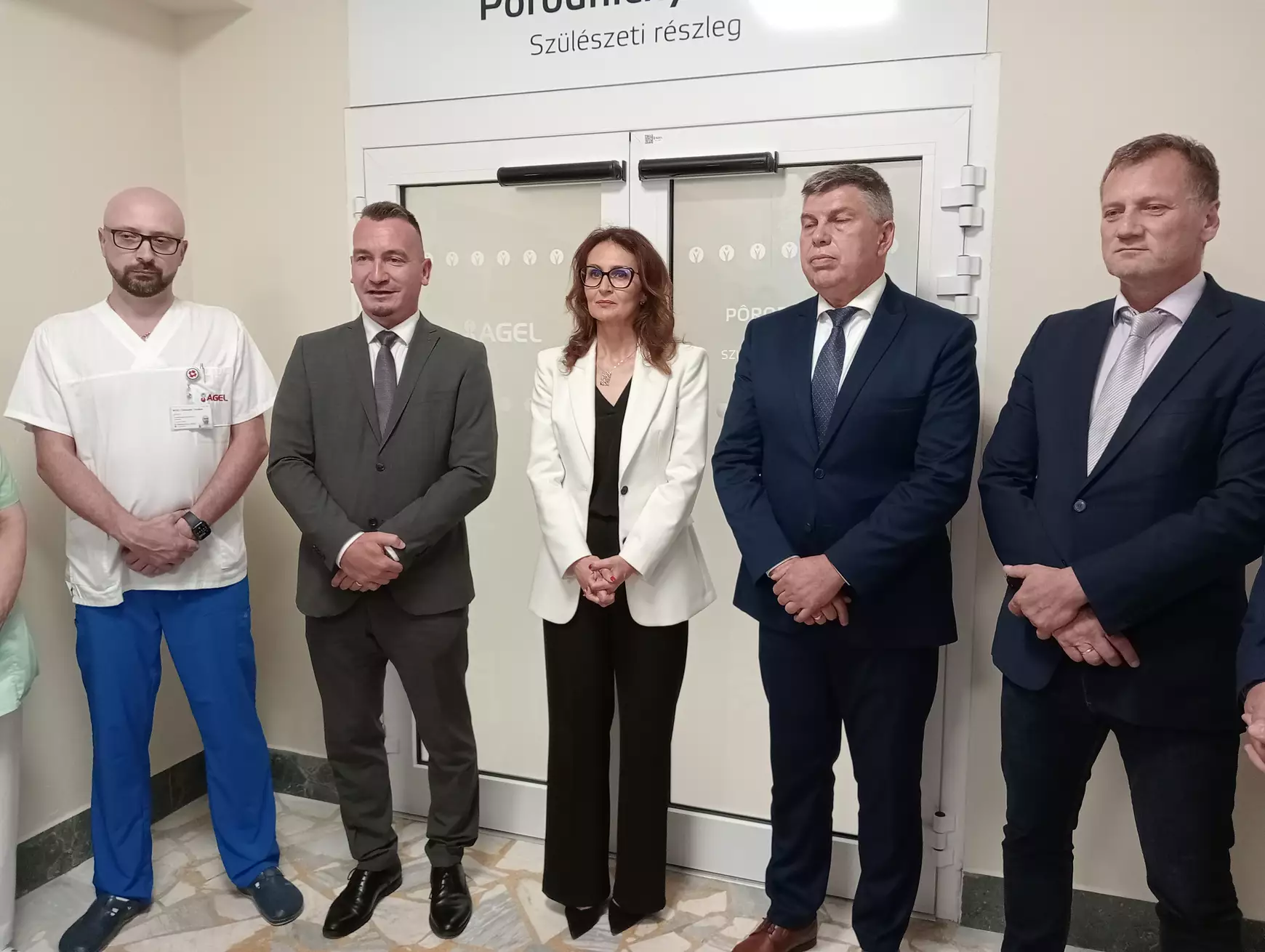 Átadták a komáromi kórház családias típusúvá átalakított, modern szülészetét – KÉPEKKEL