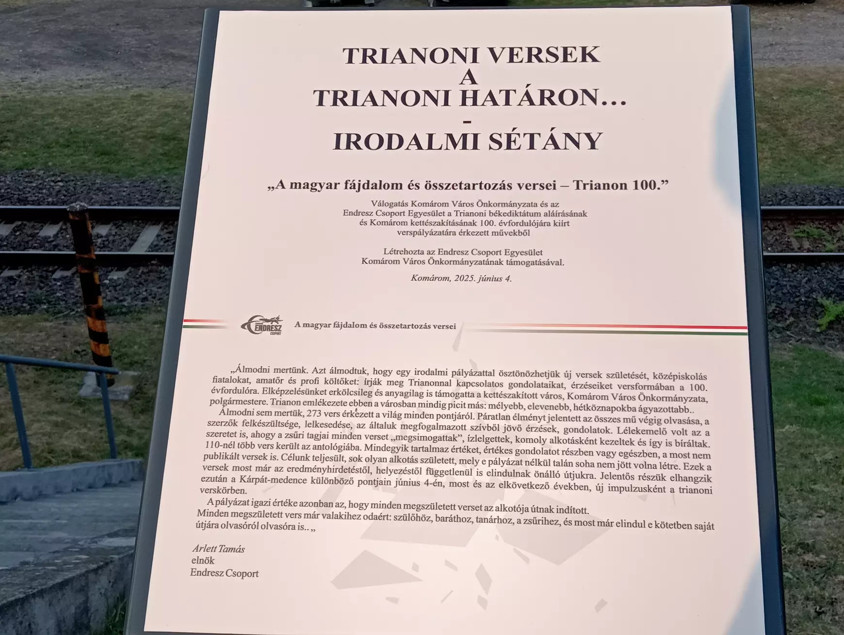 Már trianoni versek ékesítik a trianoni határt: átadták a komáromi irodalmi sétányt – KÉPEKKEL