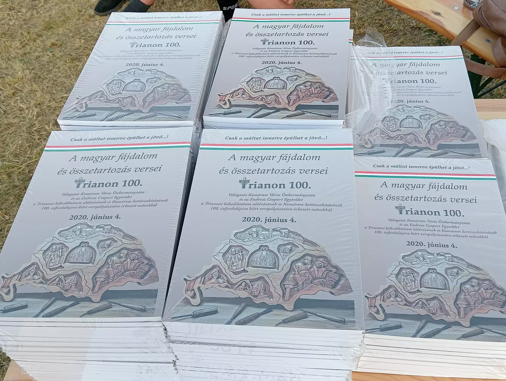 Már trianoni versek ékesítik a trianoni határt: átadták a komáromi irodalmi sétányt – KÉPEKKEL