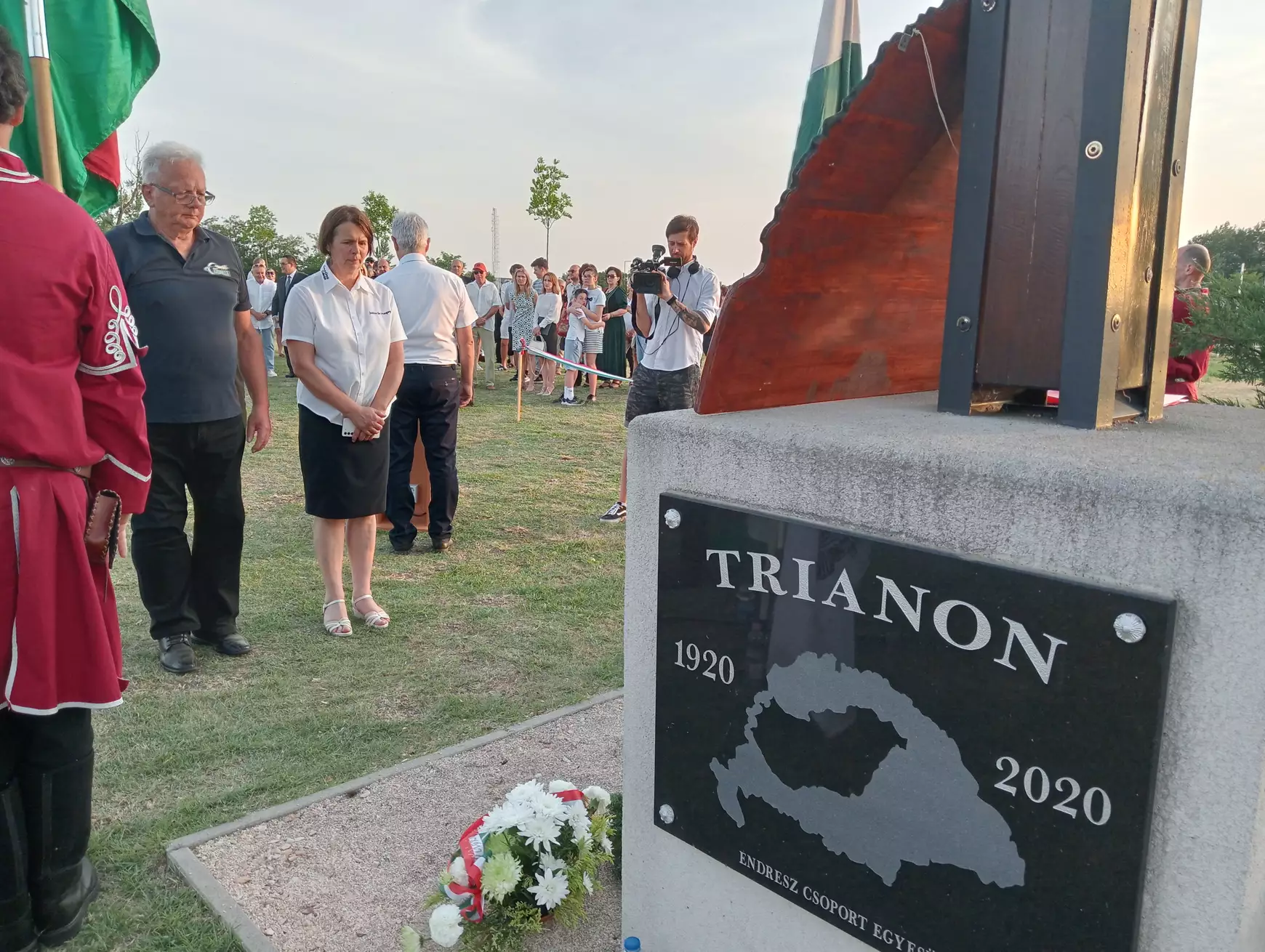 Már trianoni versek ékesítik a trianoni határt: átadták a komáromi irodalmi sétányt – KÉPEKKEL