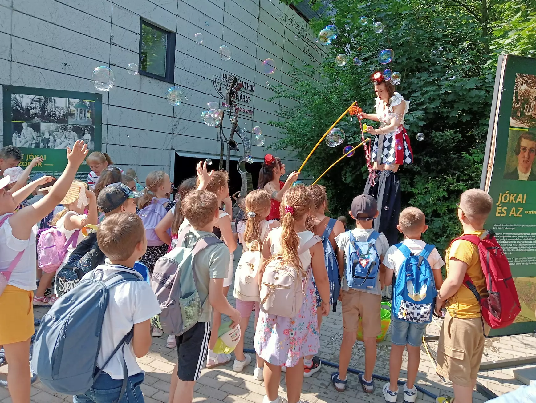 Kalandozás Mesevárosban a népmesék hőseivel és Jókai Mórral - KÉPEKKEL